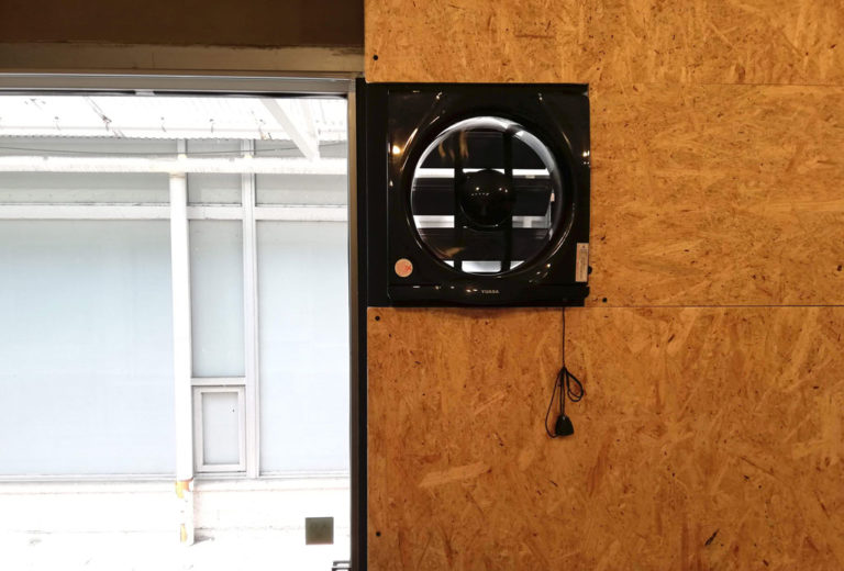 壁や窓ガラスに穴を開けずに換気扇をdiyで設置する キッチンdiy日記 壁ピク